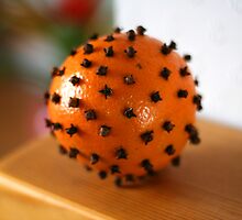 Orange with cloves by honestyS2