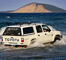 Driving around Mudlo Rocks at Rainbow Beach by Darren Stones