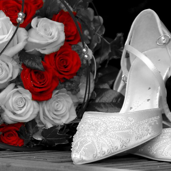 روعة الأبيض والأسود Work.157607.11.flat,550x550,075,f.wedding-bouquet-and-bride-shoes